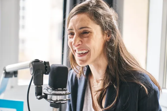 La Dra. Elena Blanco grabando el pódcast Sin Cita Previa